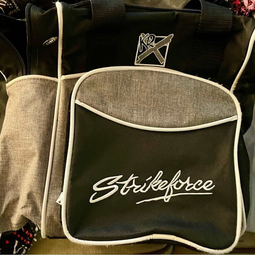 Strike force one ball bowling bag. Great condition!